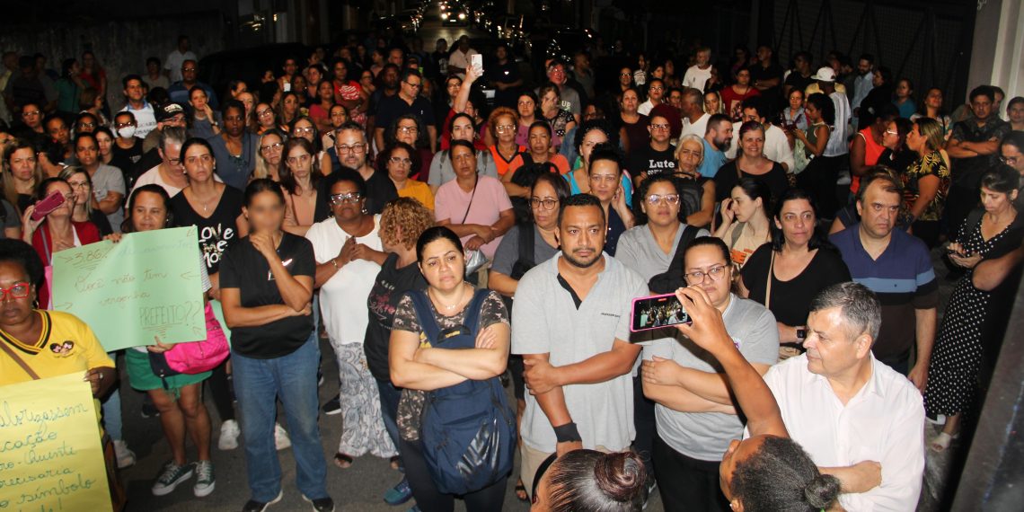 Servidores rejeitam propostas da Prefeitura e aprovam manifestação para quarta, dia 3 de abril, às 19 horas, em frente à Prefeitura