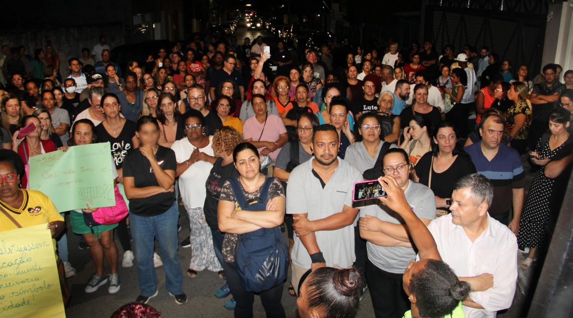 Servidores rejeitam propostas da Prefeitura e aprovam manifestação para quarta, dia 3 de abril, às 19 horas, em frente à Prefeitura