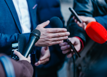 Meios de comunicação e a reestruturação do jogo político | Artigo de Maria Eduarda Gontijo