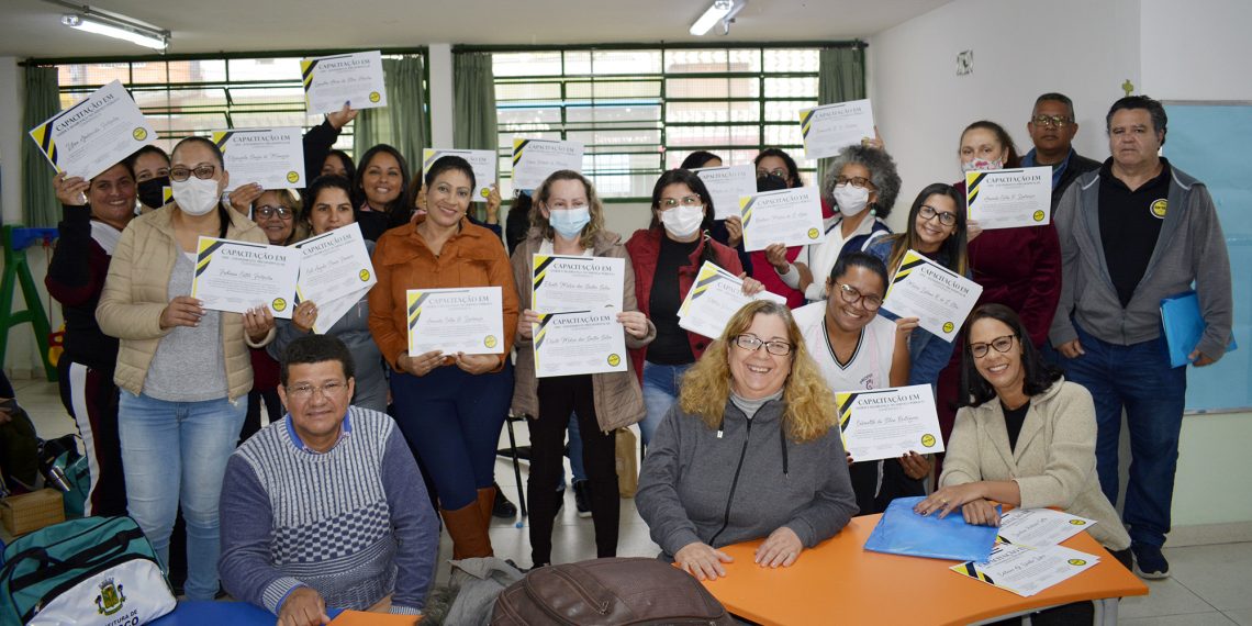 CEMEI Leonil Crê Bortolosso 🏫 | Diretores entregam certificados de capacitação aos Servidores