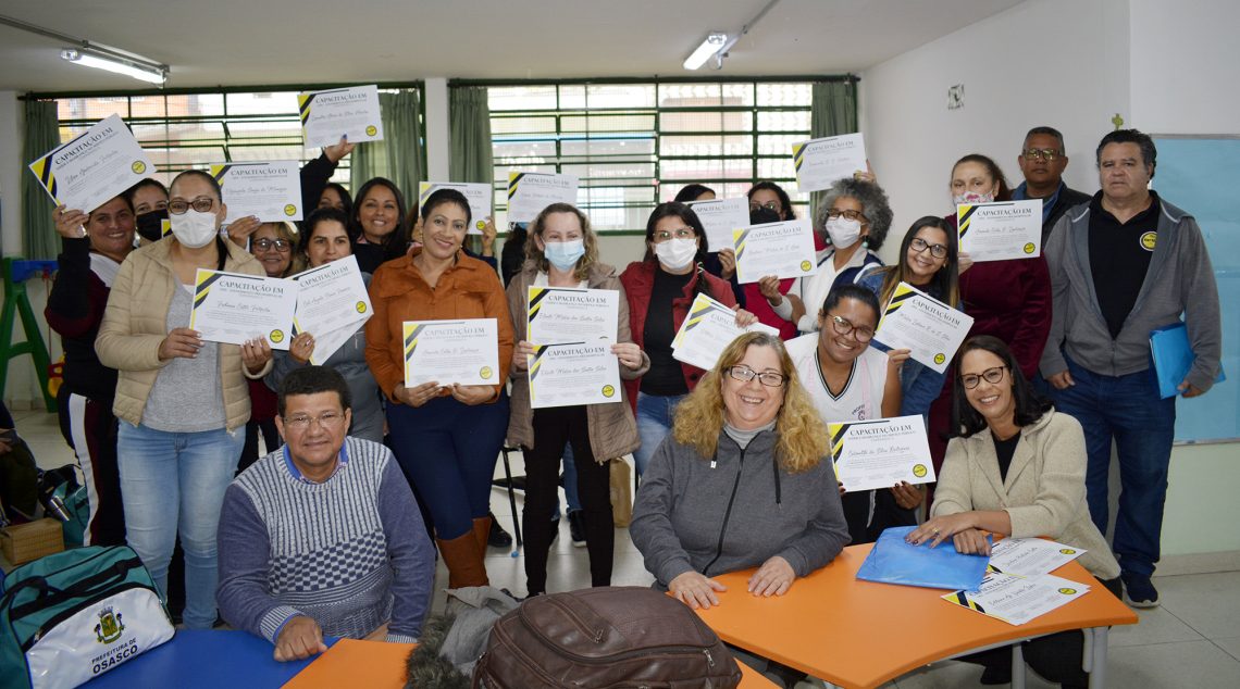 CEMEI Leonil Crê Bortolosso 🏫 | Diretores entregam certificados de capacitação aos Servidores