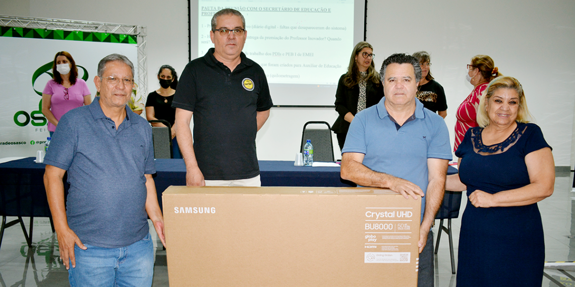 Dirigentes entregam a TV 📺 50 polegadas da Servidora (e sortuda) Sonia Maria Garcia dos Reis