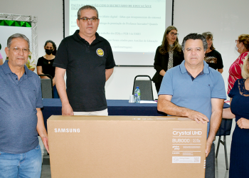 Dirigentes entregam a TV 📺 50 polegadas da Servidora (e sortuda) Sonia Maria Garcia dos Reis