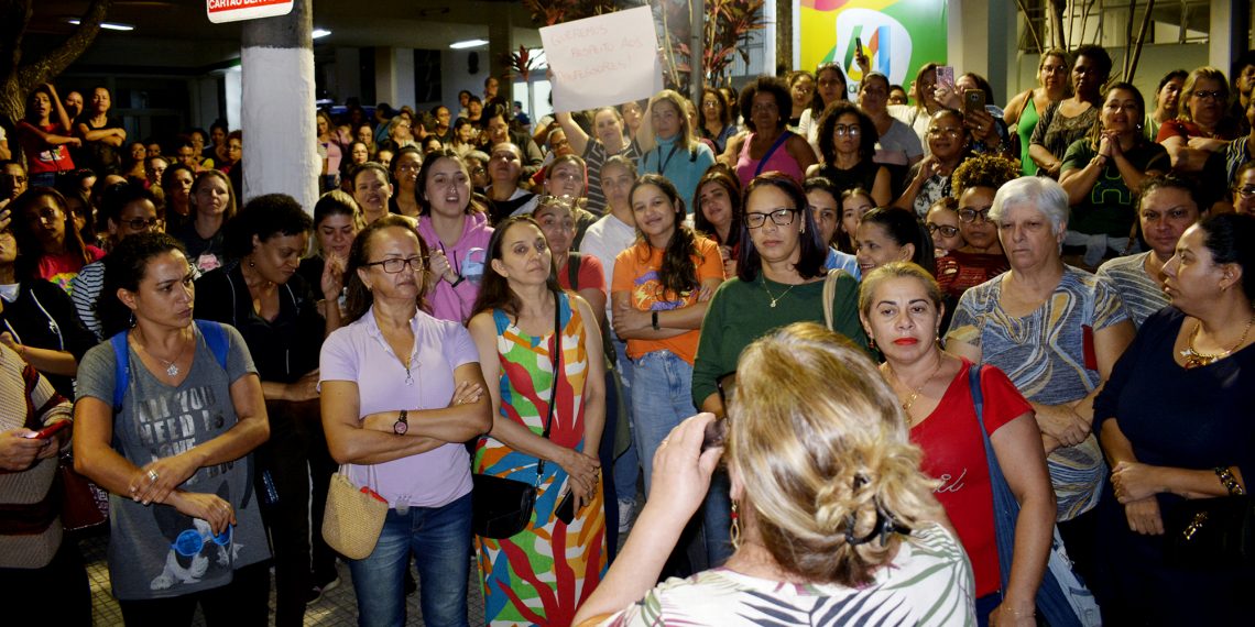 BASTA | Sindicato, APOS e Servidores realizam ato legítimo e secretários nos atendem