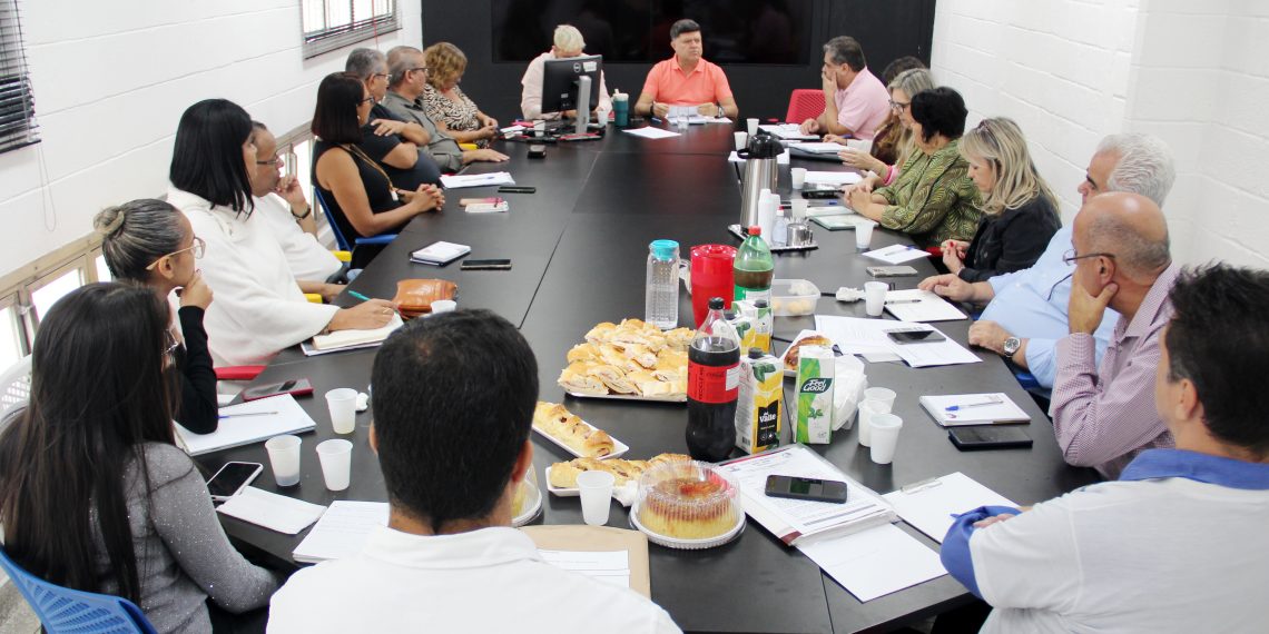 Prefeitura propõe 3,68% no salário e vale-alimentação. Categoria vai debater proposta em assembleia, dia 1º/4, às 19 horas