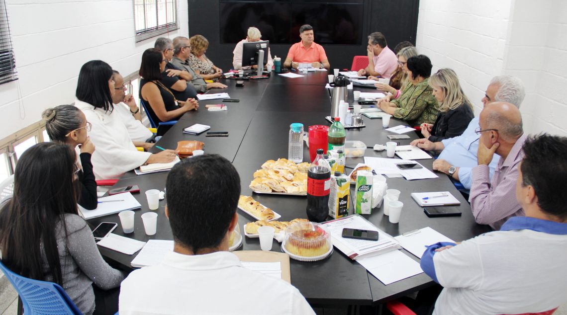 Prefeitura propõe 3,68% no salário e vale-alimentação. Categoria vai debater proposta em assembleia, dia 1º/4, às 19 horas