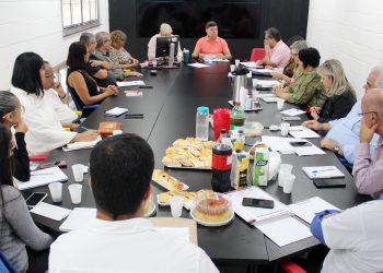 Prefeitura propõe 3,68% no salário e vale-alimentação. Categoria vai debater proposta em assembleia, dia 1º/4, às 19 horas