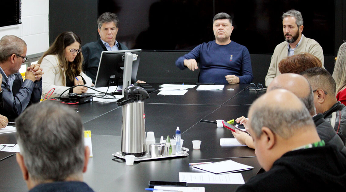 Prefeitura propõe 4,5% de reajuste linear nos salários e no auxílio-alimentação. Assembleia presencial na quarta, 14/5, às 18h30, avaliará