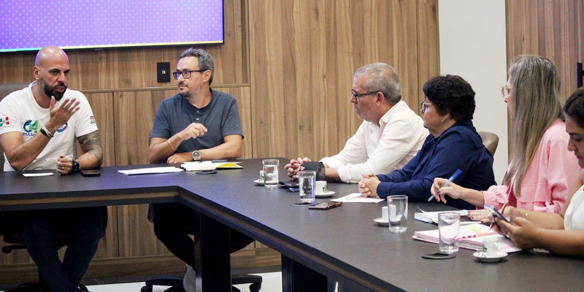 Prefeitura apresenta contraproposta de 5,5% de reajuste nos salários e no vale-alimentação. Categoria vai decidir se aceita ou não!