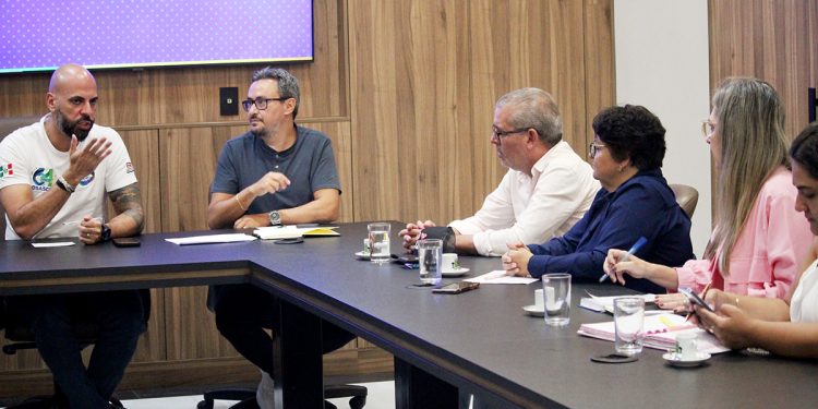 Prefeitura apresenta contraproposta de 5,5% de reajuste nos salários e no vale-alimentação. Categoria vai decidir se aceita ou não!